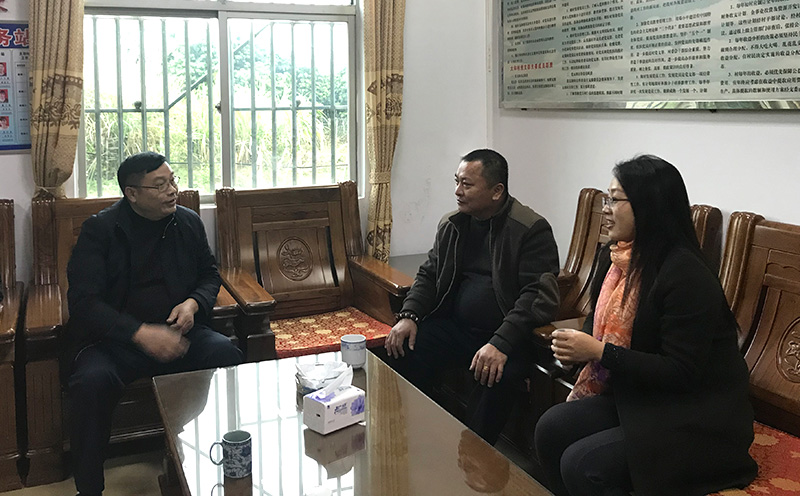 爱游戏官网公司慰问组听取驻村第一书记和村两委班子对扶贫工作的意见与建议