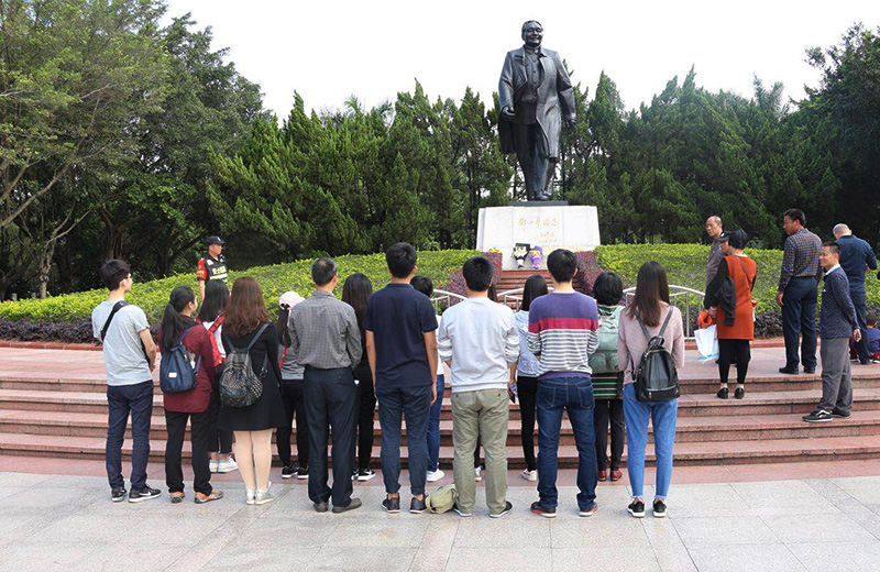 爱游戏官网园区党委开展春日登山活动