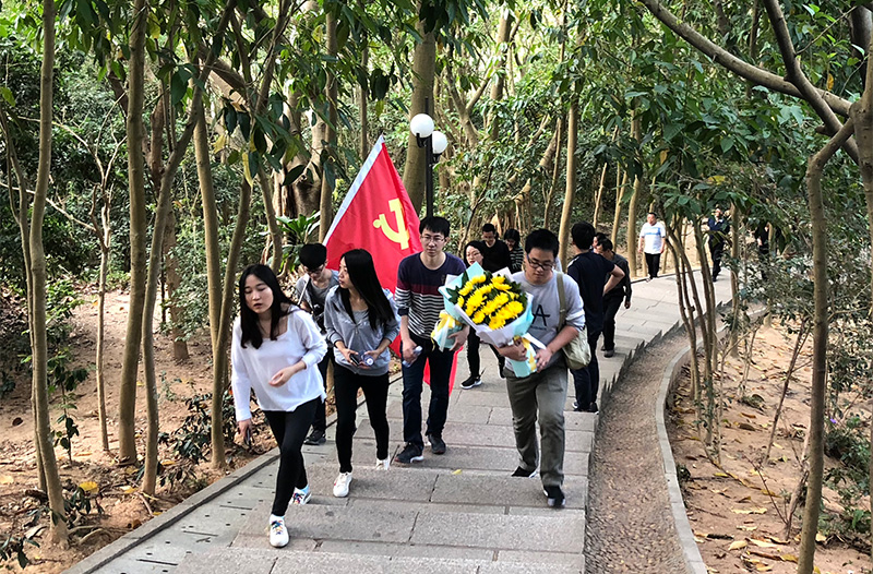 爱游戏官网园区党委开展春日登山活动
