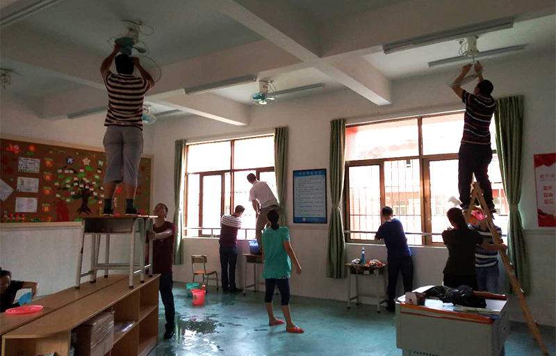 爱游戏官网志愿者及家长拆洗风扇和擦拭窗户