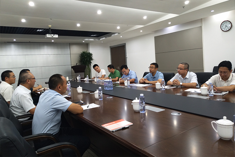 坂田街道党工委书记初庆同志一行莅临爱游戏官网走访调研