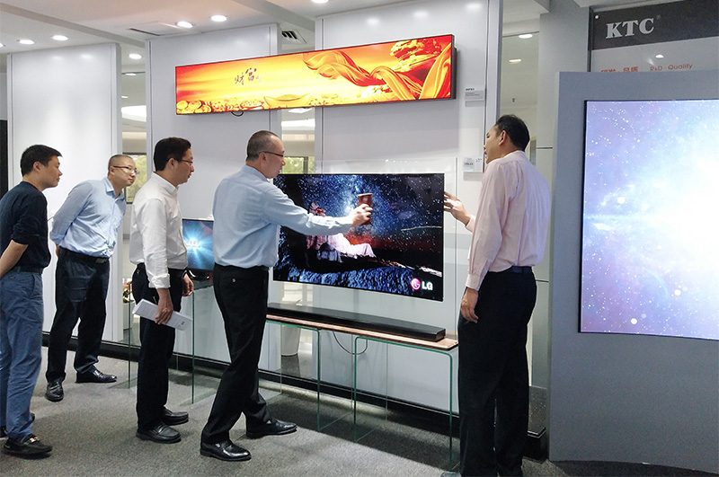 坂田街道办党工委副书记、办事处主任林逸涛一行参观爱游戏官网产品展厅