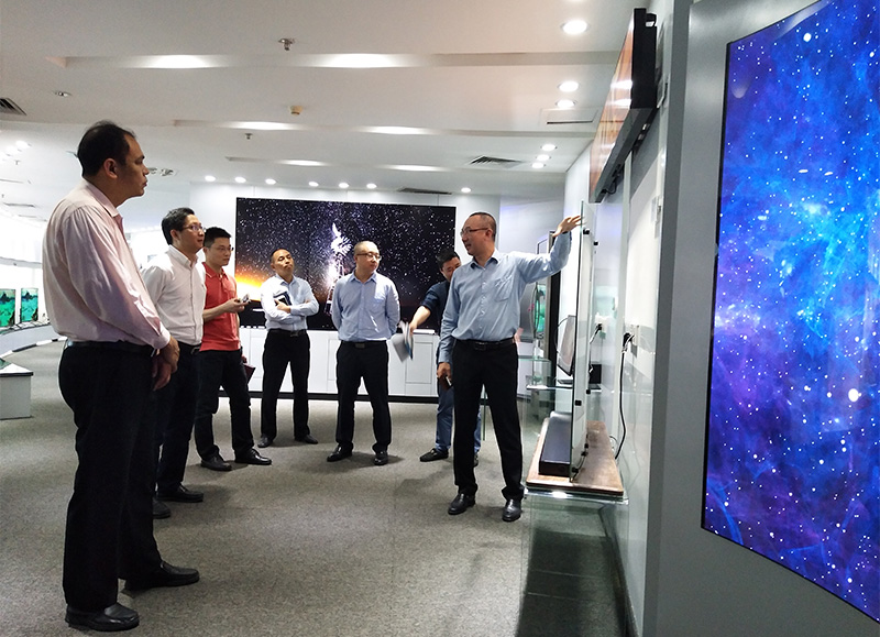 坂田街道办党工委副书记、办事处主任林逸涛一行听取爱游戏官网董事长凌斌先生介绍产品