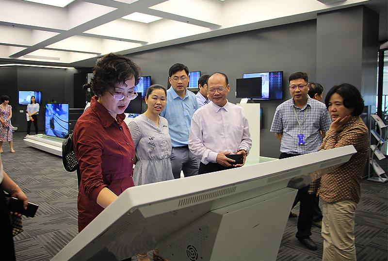 来访领导体验爱游戏官网公司显示产品