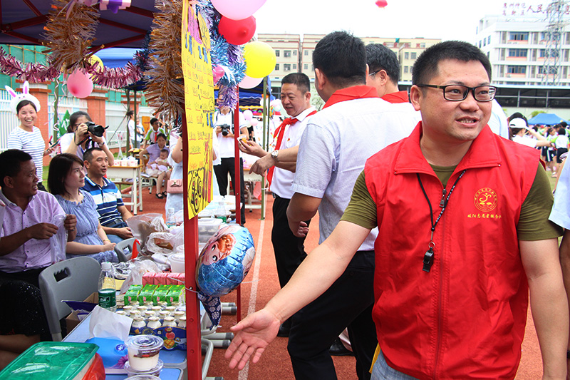 爱游戏官网公司惠南工厂参加惠南实验学校“六一”儿童节慰问活动